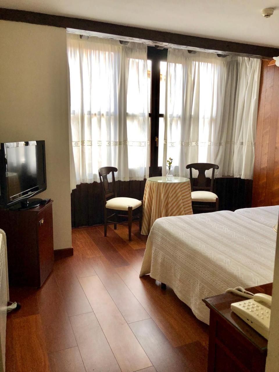Hotel Rey Chindasvinto Covarrubias Bagian luar foto