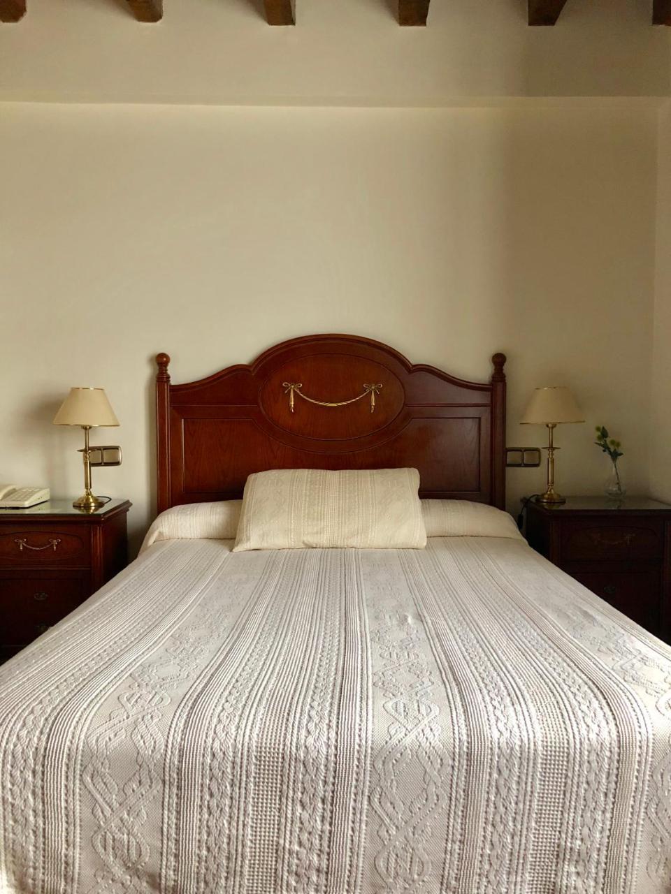 Hotel Rey Chindasvinto Covarrubias Bagian luar foto