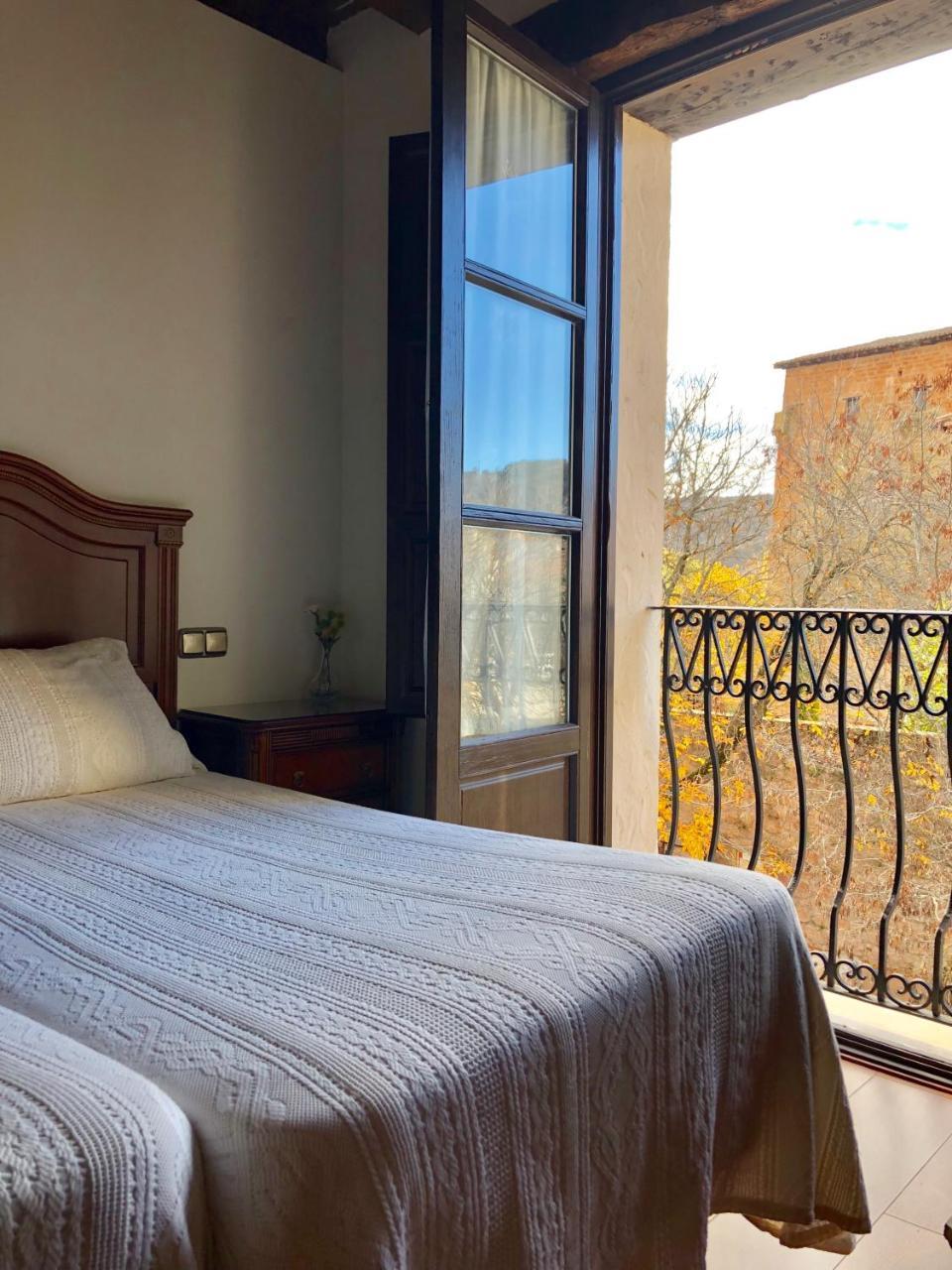 Hotel Rey Chindasvinto Covarrubias Bagian luar foto