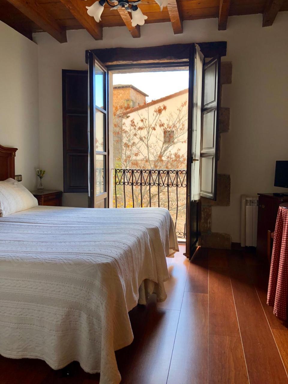 Hotel Rey Chindasvinto Covarrubias Bagian luar foto