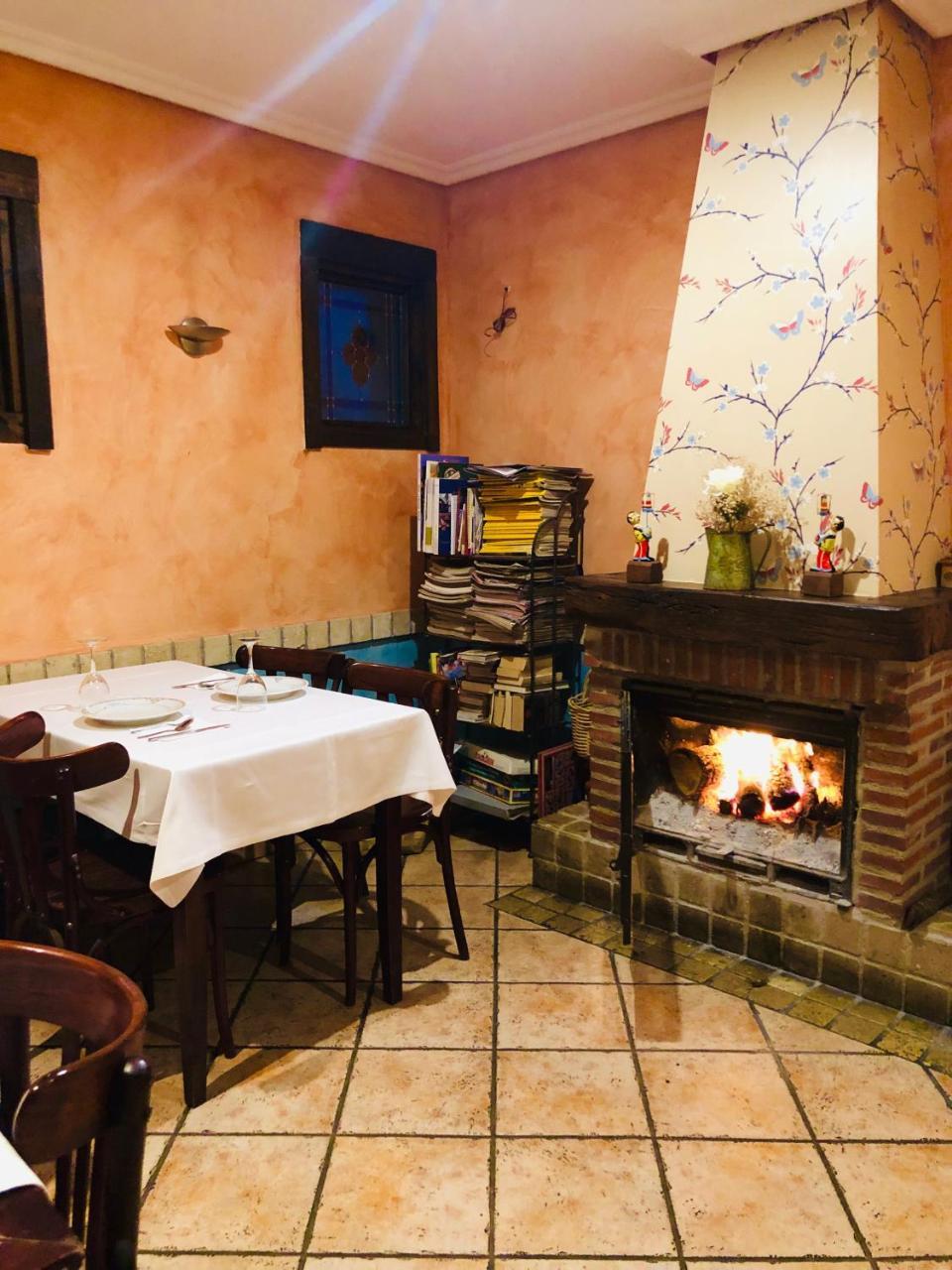 Hotel Rey Chindasvinto Covarrubias Bagian luar foto